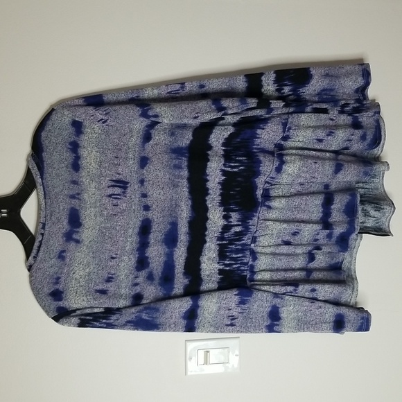 Simply Vera Vera Wang pullover knit top with ruffled bottom - Picture 5 of 6